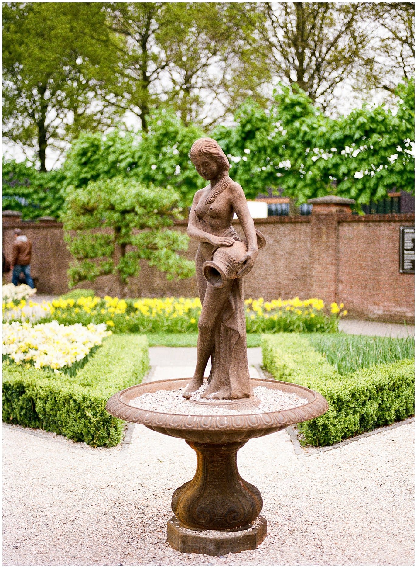statue in keukenhoef gardens