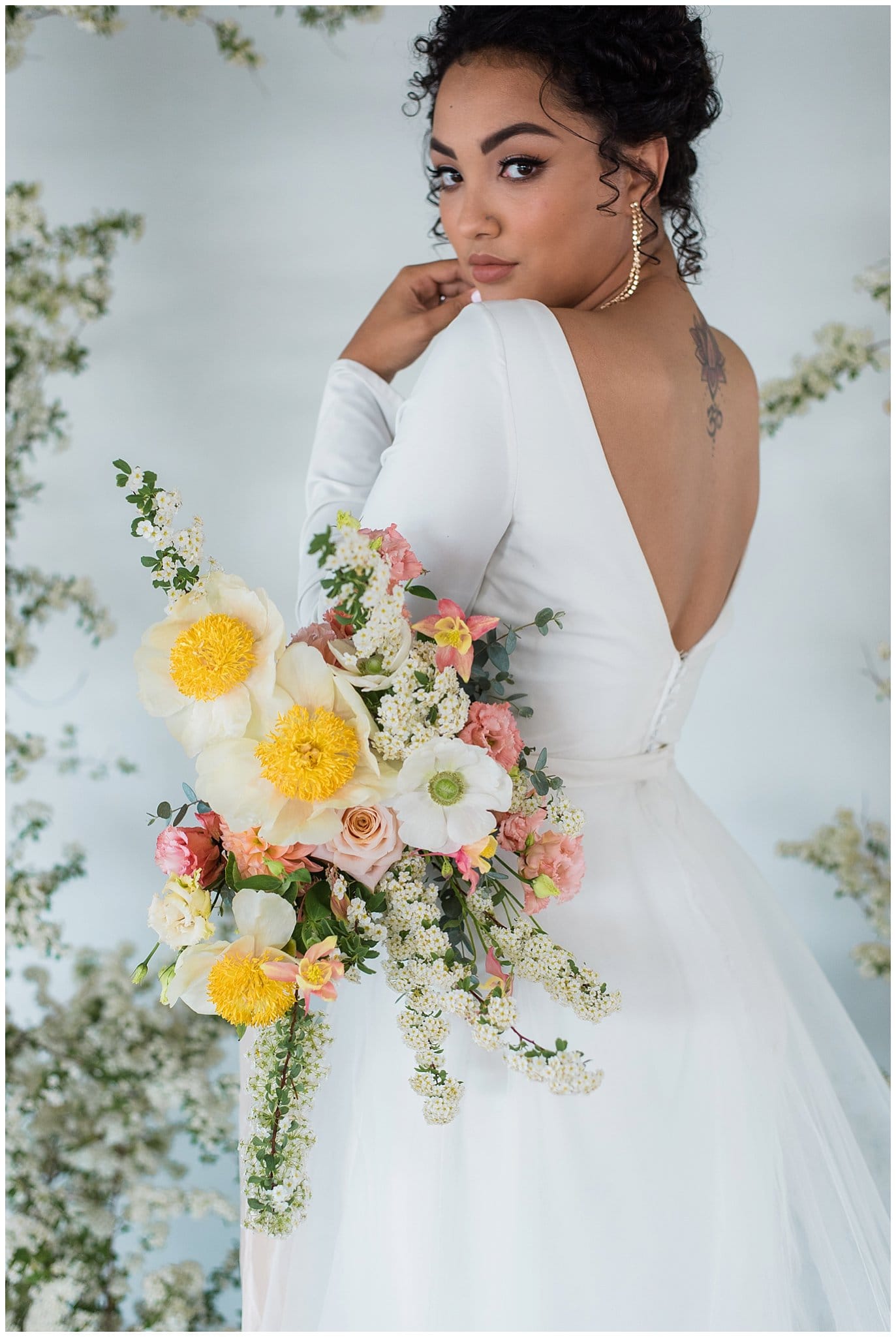 classy colorful bridal bouquet at summer blanc wedding by blanc wedding photographer Jennie Crate photographer
