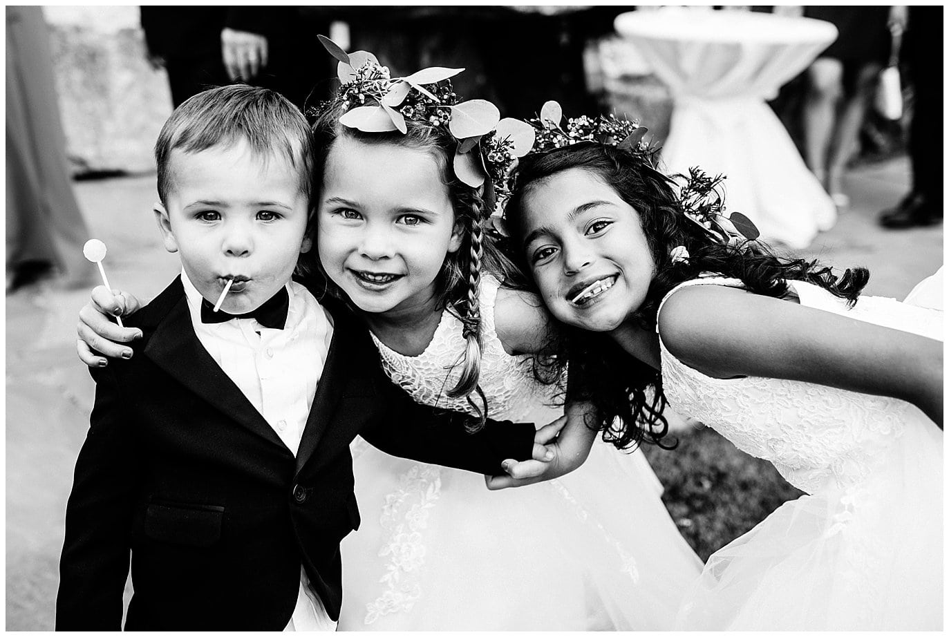 kids with suckers at summer wedding photo