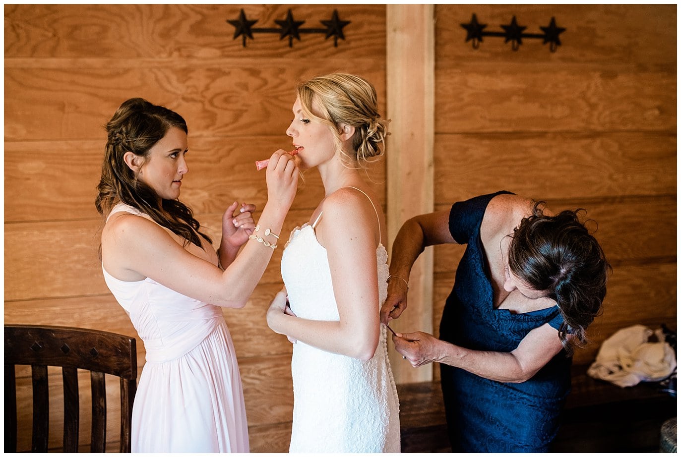 bride getting ready in bridal suite in Colorado mountains wedding at Piney River Ranch wedding by Vail wedding photographer Jennie Crate photographer