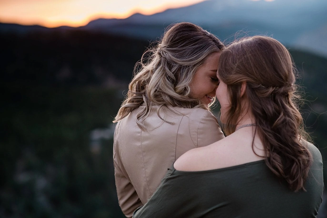 romantic sunset portrait of lesbian couple at top of Lost Gulch Lookout by Boulder wedding photographer Jennie Crate